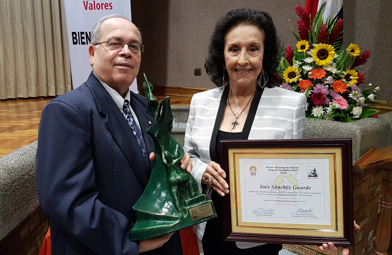 Doctor César Fernández Rojas entrega reconocimiento a la Señora Inés Sánchez Guarde