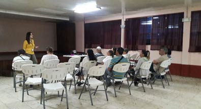Imagen que muestra a los miembros de una comunidad recibiendo la charla que brinda la CNFL