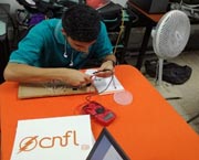 Imagen de un estudiante recibiendo un taller por parte de la CNFL.