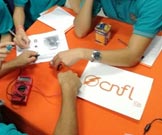 Imagen varios estudiantes alrededor de una mesa recibiendo un taller por par de la CNFL